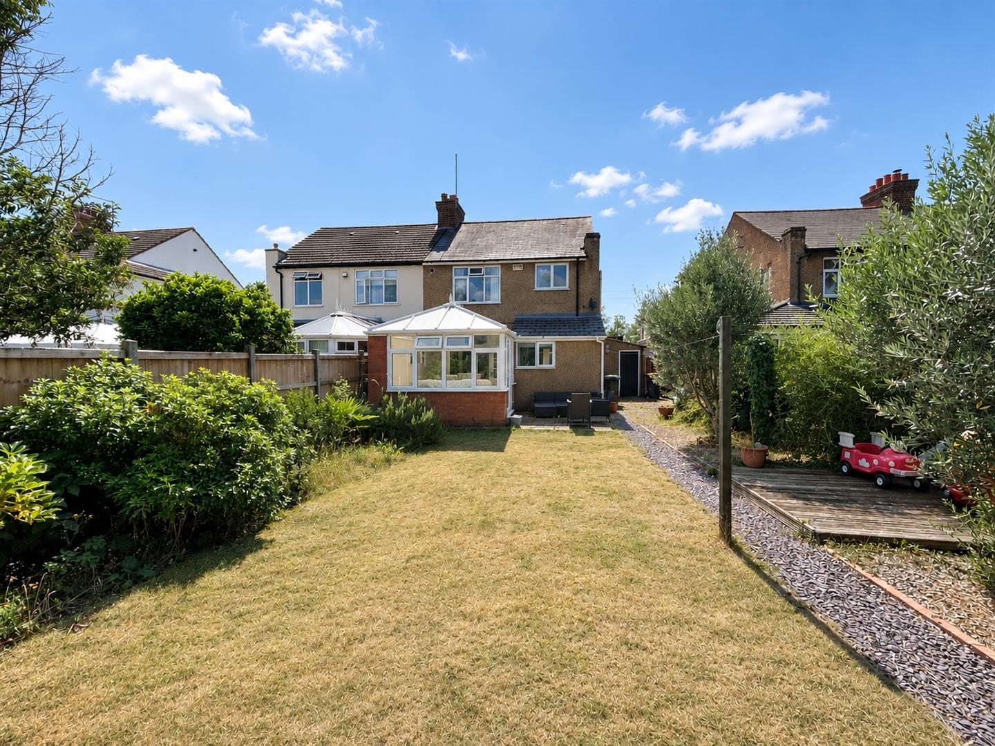 3 bed property in Foster Road, Bedford